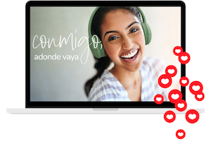 chica con cascos inalámbricos escuchando alemán